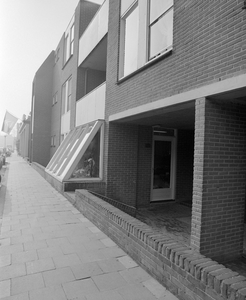 884759 Gezicht op de voorgevel van de lager gelegen nieuwbouwwinkel Hopakker 176 te Utrecht.